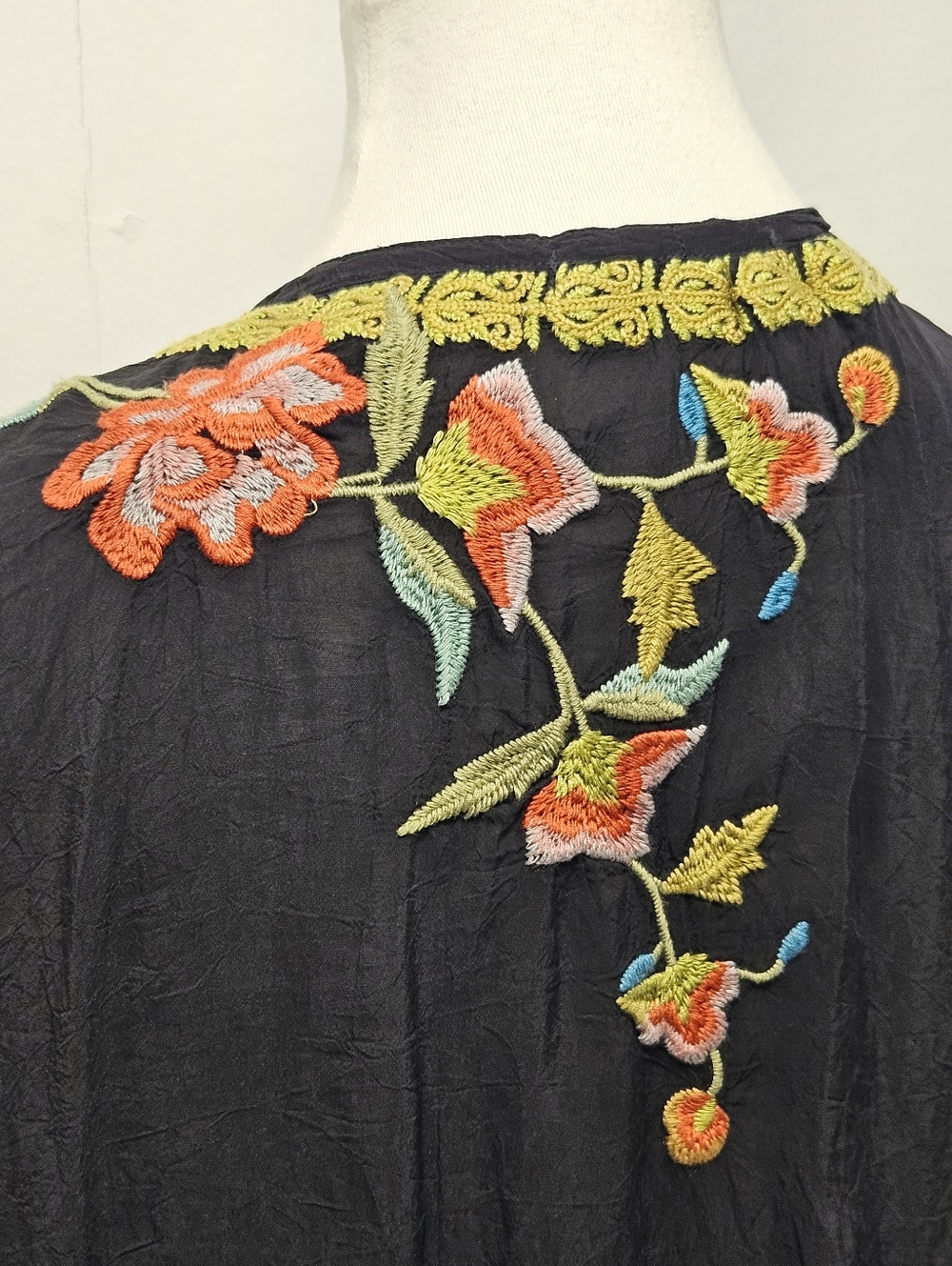 Johnny Was Suko V-Neck Embroidered Tunic Black Blouse Size XL - Picture 10 of 12